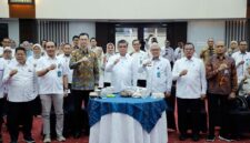 Menteri Ketenagakerjaan Yassierli (tengah, baju putih) didampingi Sekretaris Jenderal Kemnaker Cris Kuntadi (ketiga dari kanan, baju putih berlogo) berfoto bersama jajaran pejabat dan pegawai usai memberikan arahan mengenai Strategi Penguatan Tata Kelola dan Akuntabilitas Kinerja di Jakarta, Rabu (3/6/2026). (Foto: Humas Kemnaker)