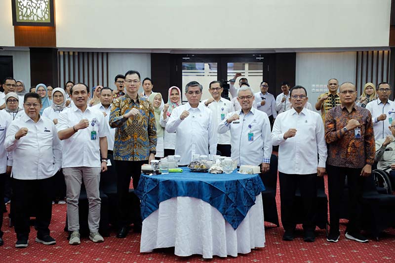 Menteri Ketenagakerjaan Yassierli (tengah, baju putih) didampingi Sekretaris Jenderal Kemnaker Cris Kuntadi (ketiga dari kanan, baju putih berlogo) berfoto bersama jajaran pejabat dan pegawai usai memberikan arahan mengenai Strategi Penguatan Tata Kelola dan Akuntabilitas Kinerja di Jakarta, Rabu (3/6/2026). (Foto: Humas Kemnaker)