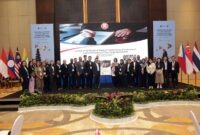 Para delegasi yang terdiri dari perwakilan pemerintah, asosiasi pekerja, dan pengusaha dari negara-negara anggota ASEAN berfoto bersama pasca-peluncuran laporan ilmiah dalam acara ASEAN Regional Seminar on Trade, Labour, and Fundamental Principles and Rights at Work (FPRW) di Bali, Rabu (9/9/2026). (FOTO : Dok. Biro Humas Kemnaker)