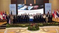 Para delegasi yang terdiri dari perwakilan pemerintah, asosiasi pekerja, dan pengusaha dari negara-negara anggota ASEAN berfoto bersama pasca-peluncuran laporan ilmiah dalam acara ASEAN Regional Seminar on Trade, Labour, and Fundamental Principles and Rights at Work (FPRW) di Bali, Rabu (9/9/2026). (FOTO : Dok. Biro Humas Kemnaker)