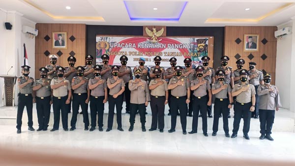 Wakapolres KOMPOL Alhajat, SIK (tengah) Bersama 25 Personil Polres Tanjab Barat Naik Pangkat di Hari Bhayangkara ke 75. FOTO : HUMASRESTJB