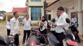 Wakil Bupati Tanjab Barat, Hairan didampingi Kepala Inspektorat Encep Jarkasih saat melakukan pengecekan kendaraan Dinas. FOTO : Ist