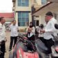Wakil Bupati Tanjab Barat, Hairan didampingi Kepala Inspektorat Encep Jarkasih saat melakukan pengecekan kendaraan Dinas. FOTO : Ist