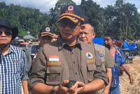 Kepala BNPB Suharyanto meninjau lokasi terdampak di Desa Aek Garoga, Batang Toru, pada Senin (1/12/2025). FOTO : bandasepuluh.com