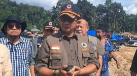 Kepala BNPB Suharyanto meninjau lokasi terdampak di Desa Aek Garoga, Batang Toru, pada Senin (1/12/2025). FOTO : bandasepuluh.com