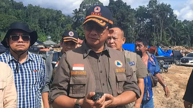 Kepala BNPB Suharyanto meninjau lokasi terdampak di Desa Aek Garoga, Batang Toru, pada Senin (1/12/2025). FOTO : bandasepuluh.com