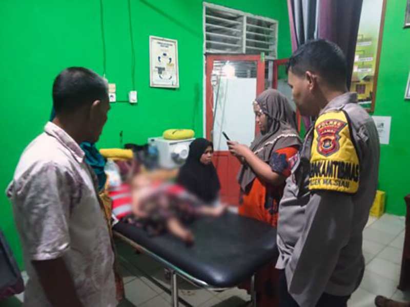 Seorang Anak Balita di Rawat di Puskesmas Muara Siau karena diduga Keracunan Makanan Sate. FOTO : [Humas/Situs Res Merangin]