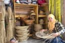  Siti Rohani menunjukkan proses pembuatan piring dan keranjang anyaman berbahan dasar lidi kelapa sawit. Usaha Difa Kreasi yang dirintisnya kini menjadi salah satu UMKM unggulan mitra binaan Pertamina Patra Niaga Kilang Dumai. (FOTO : Dok. Pertamina)