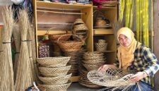  Siti Rohani menunjukkan proses pembuatan piring dan keranjang anyaman berbahan dasar lidi kelapa sawit. Usaha Difa Kreasi yang dirintisnya kini menjadi salah satu UMKM unggulan mitra binaan Pertamina Patra Niaga Kilang Dumai. (FOTO : Dok. Pertamina)