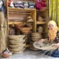 Siti Rohani menunjukkan proses pembuatan piring dan keranjang anyaman berbahan dasar lidi kelapa sawit. Usaha Difa Kreasi yang dirintisnya kini menjadi salah satu UMKM unggulan mitra binaan Pertamina Patra Niaga Kilang Dumai. (FOTO : Dok. Pertamina)
