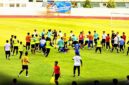 Ciplikan Kericuhan massal yang pecah dalam laga final antara Kota Jambi melawan Kabupaten Merangin di Stadion Swarnabhumi, Pijoan, Minggu (25/1/26). FOTO : LT