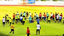 Ciplikan Kericuhan massal yang pecah dalam laga final antara Kota Jambi melawan Kabupaten Merangin di Stadion Swarnabhumi, Pijoan, Minggu (25/1/26). FOTO : LT