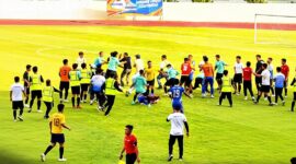 Ciplikan Kericuhan massal yang pecah dalam laga final antara Kota Jambi melawan Kabupaten Merangin di Stadion Swarnabhumi, Pijoan, Minggu (25/1/26). FOTO : LT