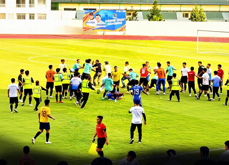Ciplikan Kericuhan massal yang pecah dalam laga final antara Kota Jambi melawan Kabupaten Merangin di Stadion Swarnabhumi, Pijoan, Minggu (25/1/26). FOTO : LT