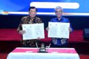 Rektor Universitas Bhayangkara Jakarta Raya (Ubhara Jaya), Bambang Karsono (kiri), bersama Sekretaris Jenderal Kementerian Ketenagakerjaan (Kemnaker), Cris Kuntadi (kanan), menunjukkan berkas Nota Kesepahaman (MoU) yang telah ditandatangani di Auditorium Ubhara Jaya, Bekasi, Jawa Barat, Jumat (19/6/2026). (FOTO : Dok. Biro Humas Kemnaker)