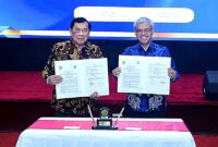 Rektor Universitas Bhayangkara Jakarta Raya (Ubhara Jaya), Bambang Karsono (kiri), bersama Sekretaris Jenderal Kementerian Ketenagakerjaan (Kemnaker), Cris Kuntadi (kanan), menunjukkan berkas Nota Kesepahaman (MoU) yang telah ditandatangani di Auditorium Ubhara Jaya, Bekasi, Jawa Barat, Jumat (19/6/2026). (FOTO : Dok. Biro Humas Kemnaker)