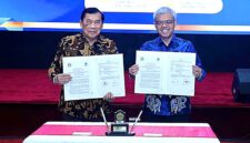 Rektor Universitas Bhayangkara Jakarta Raya (Ubhara Jaya), Bambang Karsono (kiri), bersama Sekretaris Jenderal Kementerian Ketenagakerjaan (Kemnaker), Cris Kuntadi (kanan), menunjukkan berkas Nota Kesepahaman (MoU) yang telah ditandatangani di Auditorium Ubhara Jaya, Bekasi, Jawa Barat, Jumat (19/6/2026). (FOTO : Dok. Biro Humas Kemnaker)