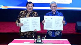 Rektor Universitas Bhayangkara Jakarta Raya (Ubhara Jaya), Bambang Karsono (kiri), bersama Sekretaris Jenderal Kementerian Ketenagakerjaan (Kemnaker), Cris Kuntadi (kanan), menunjukkan berkas Nota Kesepahaman (MoU) yang telah ditandatangani di Auditorium Ubhara Jaya, Bekasi, Jawa Barat, Jumat (19/6/2026). (FOTO : Dok. Biro Humas Kemnaker)