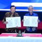 Rektor Universitas Bhayangkara Jakarta Raya (Ubhara Jaya), Bambang Karsono (kiri), bersama Sekretaris Jenderal Kementerian Ketenagakerjaan (Kemnaker), Cris Kuntadi (kanan), menunjukkan berkas Nota Kesepahaman (MoU) yang telah ditandatangani di Auditorium Ubhara Jaya, Bekasi, Jawa Barat, Jumat (19/6/2026). (FOTO : Dok. Biro Humas Kemnaker)