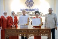Kemitraan Strategis Kemnaker-Kowani: Sekretaris Jenderal Kemnaker Cris Kuntadi (tengah kiri) bersama Ketua Umum Kowani Nannie Hadi Tjahjono (tengah kanan) menunjukkan dokumen Nota Kesepahaman (MoU) peningkatan keterampilan dan akses kerja perempuan yang baru ditandatangani, disaksikan oleh Wakil Menteri Ketenagakerjaan Afriansyah Noor (kanan) di Jakarta, Senin (25/5/2026). (FOTO : Dok. Biro Humas Kemnaker)