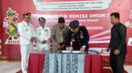 Kalapas Kelas IIB Kuala Tungkal I Gusti Lanang ACP Menandatangani Berita Acara PKS dengan Sekretaris DTPH Ir Zulfitri. FOTO : LT