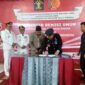 Kalapas Kelas IIB Kuala Tungkal I Gusti Lanang ACP Menandatangani Berita Acara PKS dengan Sekretaris DTPH Ir Zulfitri. FOTO : LT