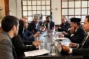 Menaker Yassierli berdiskusi dengan Menteri Ketenagakerjaan Iran, Ahmad Meydari, di BRICS LEMM, Hyderabad (15/7/2026). Kedua negara berkomitmen meningkatkan kolaborasi di bidang pelatihan vokasi dan kesetaraan kerja untuk penyandang disabilitas. (Foto: Humas Kemnaker)