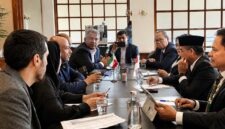Menaker Yassierli berdiskusi dengan Menteri Ketenagakerjaan Iran, Ahmad Meydari, di BRICS LEMM, Hyderabad (15/7/2026). Kedua negara berkomitmen meningkatkan kolaborasi di bidang pelatihan vokasi dan kesetaraan kerja untuk penyandang disabilitas. (Foto: Humas Kemnaker)