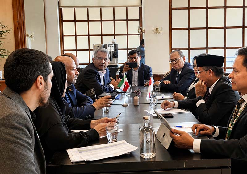Menaker Yassierli berdiskusi dengan Menteri Ketenagakerjaan Iran, Ahmad Meydari, di BRICS LEMM, Hyderabad (15/7/2026). Kedua negara berkomitmen meningkatkan kolaborasi di bidang pelatihan vokasi dan kesetaraan kerja untuk penyandang disabilitas. (Foto: Humas Kemnaker)