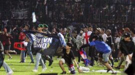 porter Arema FC memasuki lapangan setelah tim yang didukungnya kalah dari Persebaya dalam pertandingan sepak bola BRI Liga 1 di Stadion Kanjuruhan, Malang, Sabtu, 1 Oktober 2022. ANTARA/Ari Bowo Sucipto/