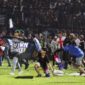 porter Arema FC memasuki lapangan setelah tim yang didukungnya kalah dari Persebaya dalam pertandingan sepak bola BRI Liga 1 di Stadion Kanjuruhan, Malang, Sabtu, 1 Oktober 2022. ANTARA/Ari Bowo Sucipto/
