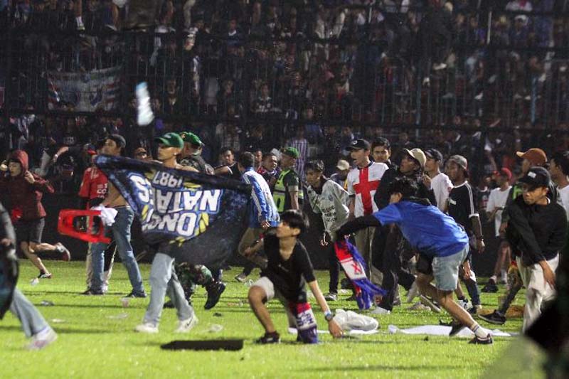 porter Arema FC memasuki lapangan setelah tim yang didukungnya kalah dari Persebaya dalam pertandingan sepak bola BRI Liga 1 di Stadion Kanjuruhan, Malang, Sabtu, 1 Oktober 2022. ANTARA/Ari Bowo Sucipto/