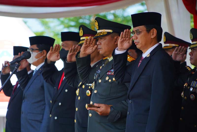 Danrem 042/Gapu Brigjen TNI Supriono menghadiri upacara Peringatan Hari Kesaktian Pancasila di Lapangan Kantor Gubernur Jambi, Sabtu (1/10/22). FOTO : PENREM