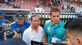 Ketua Askab PSSI Muaro Jambi Alfian Fahmi dan Pelatih Hengki Ardiles Ketia Diwawancarai Wartawan. (FOTO : Noval)

