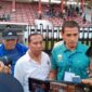 Ketua Askab PSSI Muaro Jambi Alfian Fahmi dan Pelatih Hengki Ardiles Ketia Diwawancarai Wartawan. (FOTO : Noval)

