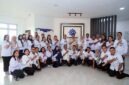 Menaker Yassierli Foto Bersama Usai  memberikan arahan kepada jajaran pegawai Balai K3 Medan, Sumatera Utara, Selasa (7/7/2026). (FOTO : Dok. Biro Humas Kemnaker)