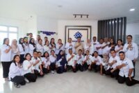 Menaker Yassierli Foto Bersama Usai  memberikan arahan kepada jajaran pegawai Balai K3 Medan, Sumatera Utara, Selasa (7/7/2026). (FOTO : Dok. Biro Humas Kemnaker)