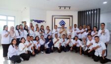 Menaker Yassierli Foto Bersama Usai memberikan arahan kepada jajaran pegawai Balai K3 Medan, Sumatera Utara, Selasa (7/7/2026). (FOTO : Dok. Biro Humas Kemnaker)