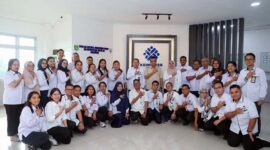 Menaker Yassierli Foto Bersama Usai  memberikan arahan kepada jajaran pegawai Balai K3 Medan, Sumatera Utara, Selasa (7/7/2026). (FOTO : Dok. Biro Humas Kemnaker)