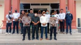 Ketua DPRD Muaro Jambi Yuli Setia Bhakti, SH bersama Rombongan Saat Kunjungi Gedung Polsek Bahar Selatan di RT.01 unit 8 C Desa mekar Jaya Kabupaten Muaro Jambi, Rabu (05/01/22). FOTO : Humas PMJ