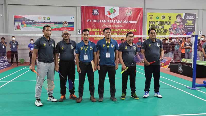 Ketua PBSI Kabupaten Tanjung Jabung Barat, Jambi H. Abdullah, SE (2 dari Kanan) Saat Mengisi Pertandingan Eksibisi Open turnamen Badminton Kapolres Cup HUT Bhayangkara ke-76. FOTO : LT