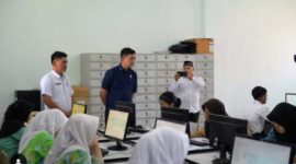 Ketua DPRD Provinsi Jambi M. Hafiz Pantau Langsung Pelaksanaan Tes PPDB SMA Titian Teras Untuk Melihat Transparansi Tes. FOTO : HMS