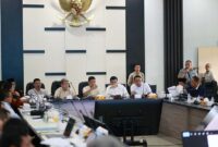 Ketua DPRD Provinsi Jambi Muhammad Hafiz  Fatah Saat Pimpin Rapat bersama Asosiasi Honorer Se-Provinsi Jambi, Jumat (17/1/25). FOTO : HMS