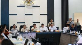 Ketua DPRD Provinsi Jambi Muhammad Hafiz  Fatah Saat Pimpin Rapat bersama Asosiasi Honorer Se-Provinsi Jambi, Jumat (17/1/25). FOTO : HMS