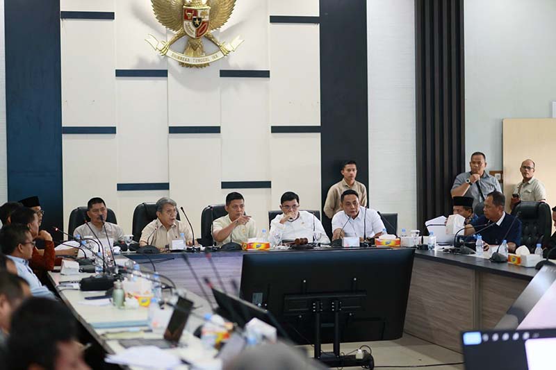 Ketua DPRD Provinsi Jambi Muhammad Hafiz  Fatah Saat Pimpin Rapat bersama Asosiasi Honorer Se-Provinsi Jambi, Jumat (17/1/25). FOTO : HMS