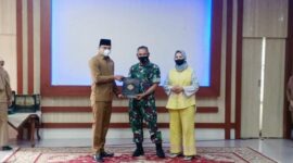 Ketua DPRD Kabupaten Muaro Jambi Yuli Setia Bakti Saat Memberikan Cinderamata Kepada Danrem 042/Gapu Brigjen TNI M. Zulkifli, S.IP, MM bersama istri di rumah dinas Bupati Muaro Jambi, Senin (31/1/22). FOTO : Noval/LT