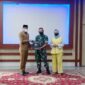 Ketua DPRD Kabupaten Muaro Jambi Yuli Setia Bakti Saat Memberikan Cinderamata Kepada Danrem 042/Gapu Brigjen TNI M. Zulkifli, S.IP, MM bersama istri di rumah dinas Bupati Muaro Jambi, Senin (31/1/22). FOTO : Noval/LT