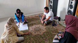 Ketua DPRD Tanjung Jabung Barat H. Abdullah, SE saat di Coklit data Pemilih. FOTO : Ist