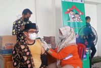 H Abdullah, SE Ketua DPRD Tanjung Jabung Barat saat du vaksin booster. FOTO : Lintastungkal