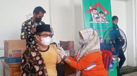 H Abdullah, SE Ketua DPRD Tanjung Jabung Barat saat du vaksin booster. FOTO : Lintastungkal
